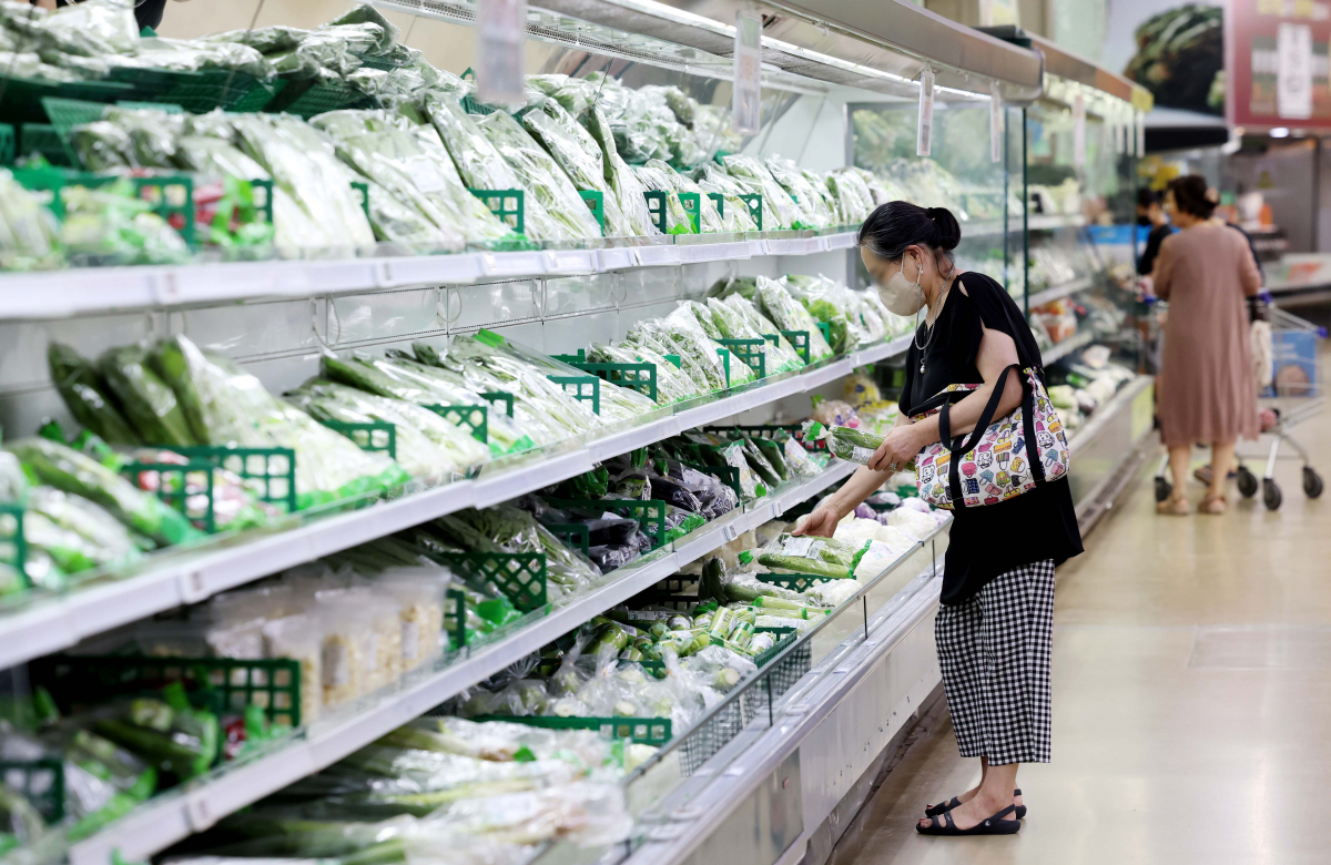 ▲지난달 소비자물가 상승률이 25개월 만에 가장 낮은 수준을 기록했다. 2일 통계청에 따르면 7월 소비자물가 상승률은 1년 전 같은 달보다 2.3% 상승했다. 이는 지난 2021년 6월 2.3% 이후 2년 1개월 만에 가장 낮은 수준이며, 소비자물가는 지난 4월 3%대로 둔화한 후 6월 2.7%에 이어 두 달 연속 2%대를 기록했다. 7월 소비자물가가 2.3%로 떨어진 데는 지난해 같은 달 물가가 6.3%로 높은 수준을 기록한 데 따른 기저효과도 영향을 미친 것으로 분석된다. 이날 서울의 한 대형마트에서 시민들이 장을 보고 있다. 신태현 기자 holjjak@