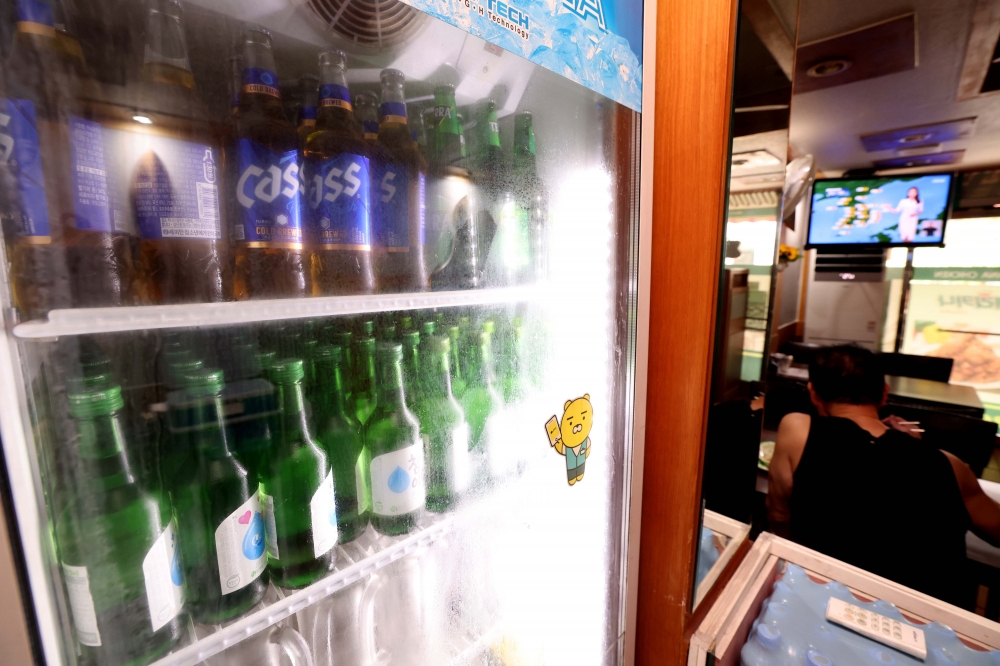 ▲음식점이나 마트에서 앞으로는 소비자에게 술을 도매가격보다 싸게 팔 수 있게 된다. 국세청은 최근 소매업자의 주류 할인 판매가 가능하다는 유권 해석을 내놓고 주류 관련 단체들에 안내 사항을 전달했다. 이에 따라 그동안 도매가격 밑으로 주류를 팔 수 없었던 식당과 마트에서 술값 할인 경쟁이 본격화될 것으로 예상된다. 1일 서울의 한 음식점에 주류가 진열돼 있다. 신태현 기자 holjjak@ (이투데이DB)