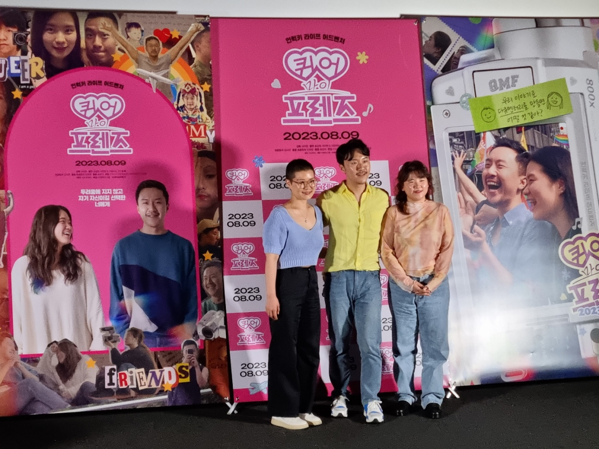 ▲ 2일 오후 CGV 용산아이파크몰에서 열린 '퀴어 마이 프렌즈' 기자간담회 이후 서아현 감독, 출연자 송강원, 강사라 PD(왼쪽부터)가 사진을 촬영하고 있다. (박꽃 기자 pgot@)