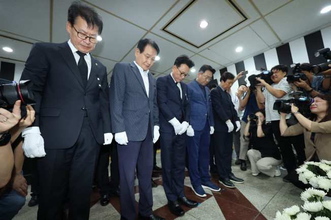 ▲더불어민주당 민생채움단 단장인 박광온 원내대표가 2일 오후 충북도청에 마련된 오송 지하차도 참사 희생자 합동분향소를 찾아 조문하고 있다. (연합뉴스)