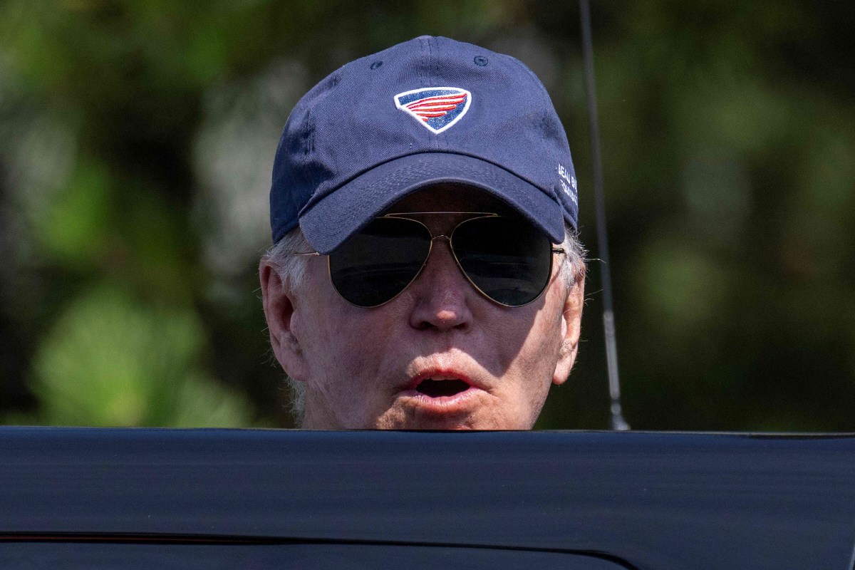 ▲조 바이든 미국 대통령이 2일(현지시간) 취재진에게 답변하며 차에 오르고 있다. 레호보스 비치(미국)/AFP연합뉴스