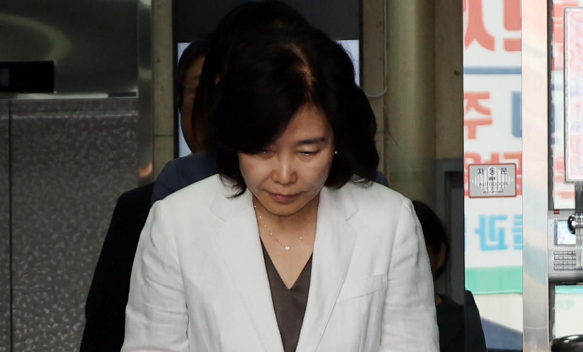 ▲<YONHAP PHOTO-1510> 노인폄하 사과하는 김은경 혁신위원장 (서울=연합뉴스) 한상균 기자 = 더불어민주당 김은경 혁신위원장이 3일 여의도 당사 앞에서 '노인폄하' 발언에 대해 사과하고 있다. 2023.8.3 xyz@yna.co.kr/2023-08-03 10:43:15/<저작권자 ⓒ 1980-2023 ㈜연합뉴스. 무단 전재 재배포 금지.>