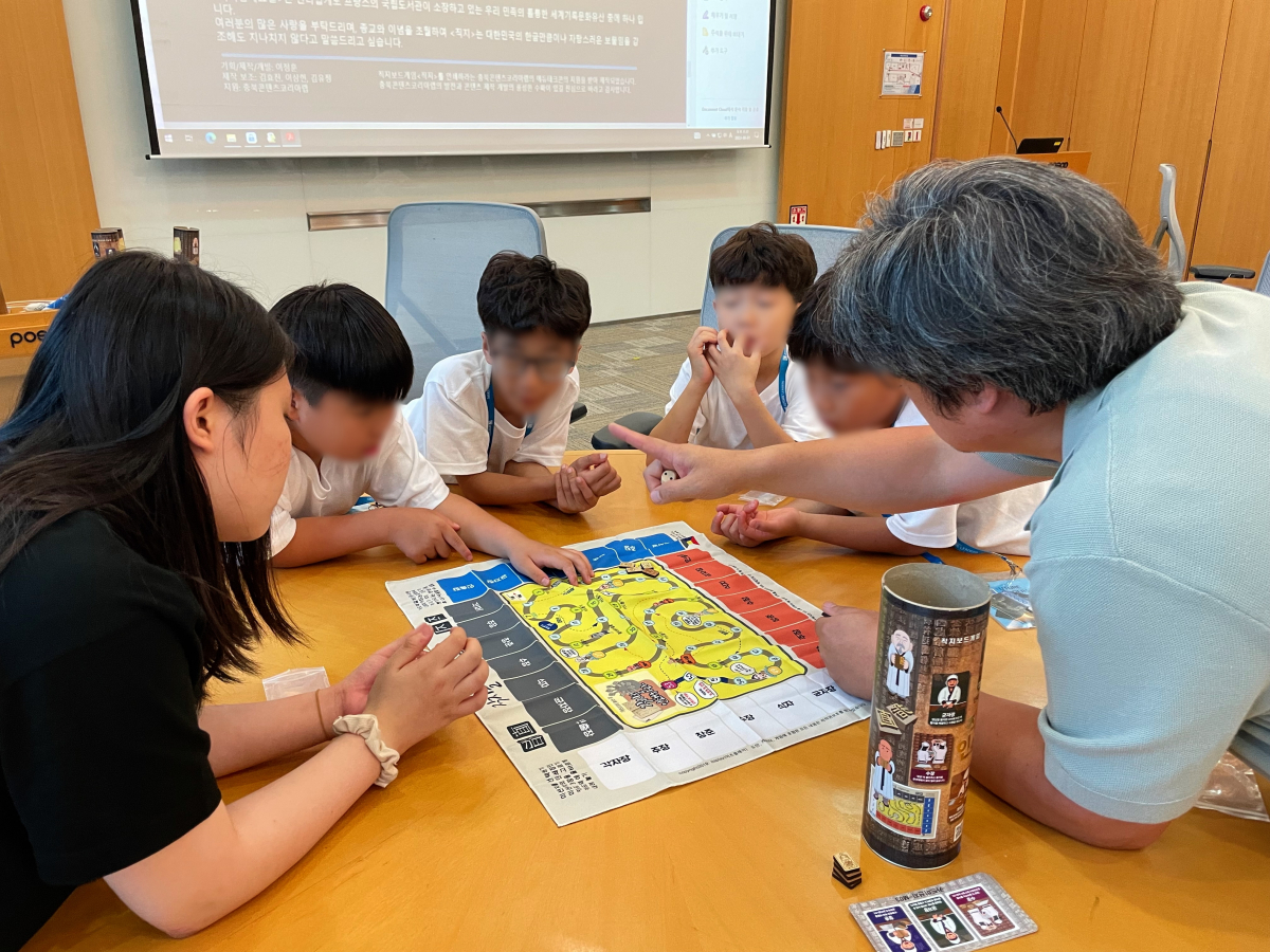 ▲포스코이앤씨가 1일 인천아동청소년그룹홈협의회 학생들과 포스코인재창조원에서 퓨처리더스 캠프를 진행했다 (자료제공=포스코이앤씨)