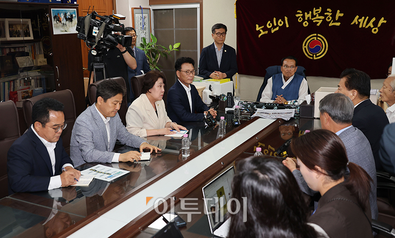 ▲박광온 더불어민주당 원내대표가 3일 오전 서울 용산구 대한노인회 중앙회를 찾아 김호일 회장과 면담을 하고 있다. 이날 박 원내대표는 노인 비하 발언 논란에 휩싸인 김은경 혁신위원장의 발언에 대해 사과했다. 국회사진취재단