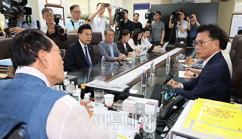 ▲박광온(오른쪽) 더불어민주당 원내대표가 3일 서울 용산구 대한노인회 중앙회를 방문해 김호일(왼쪽) 대한노인회장 등 노인회 관계자들에게 김은경 혁신위원장의 노인 비하 발언 논란에 대해 사과한 뒤 면담을 하고 있다. 국회사진취재단