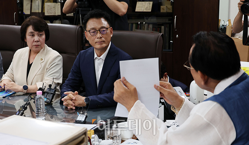 ▲박광온(왼쪽 두번째) 더불어민주당 원내대표가 3일 서울 용산구 대한노인회 중앙회를 찾아 김호일 회장과 면담을 하고 있다. 이날 박 원내대표는 노인 비하 발언 논란에 휩싸인 김은경 혁신위원장의 발언에 대해 사과했다. 국회사진취재단