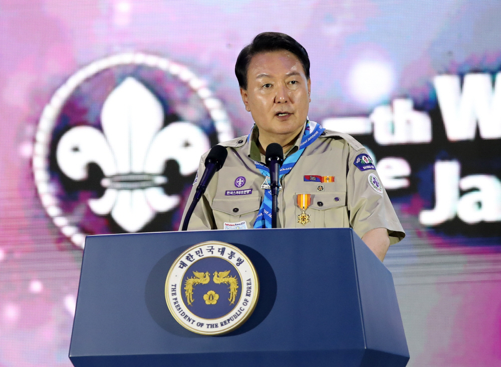 ▲윤석열 대통령이 2일 오후 전북 부안 새만금 부지에서 열린 '2023 새만금 제25회 세계스카우트잼버리' 개영식에서 환영사를 하고 있다. (연합뉴스)