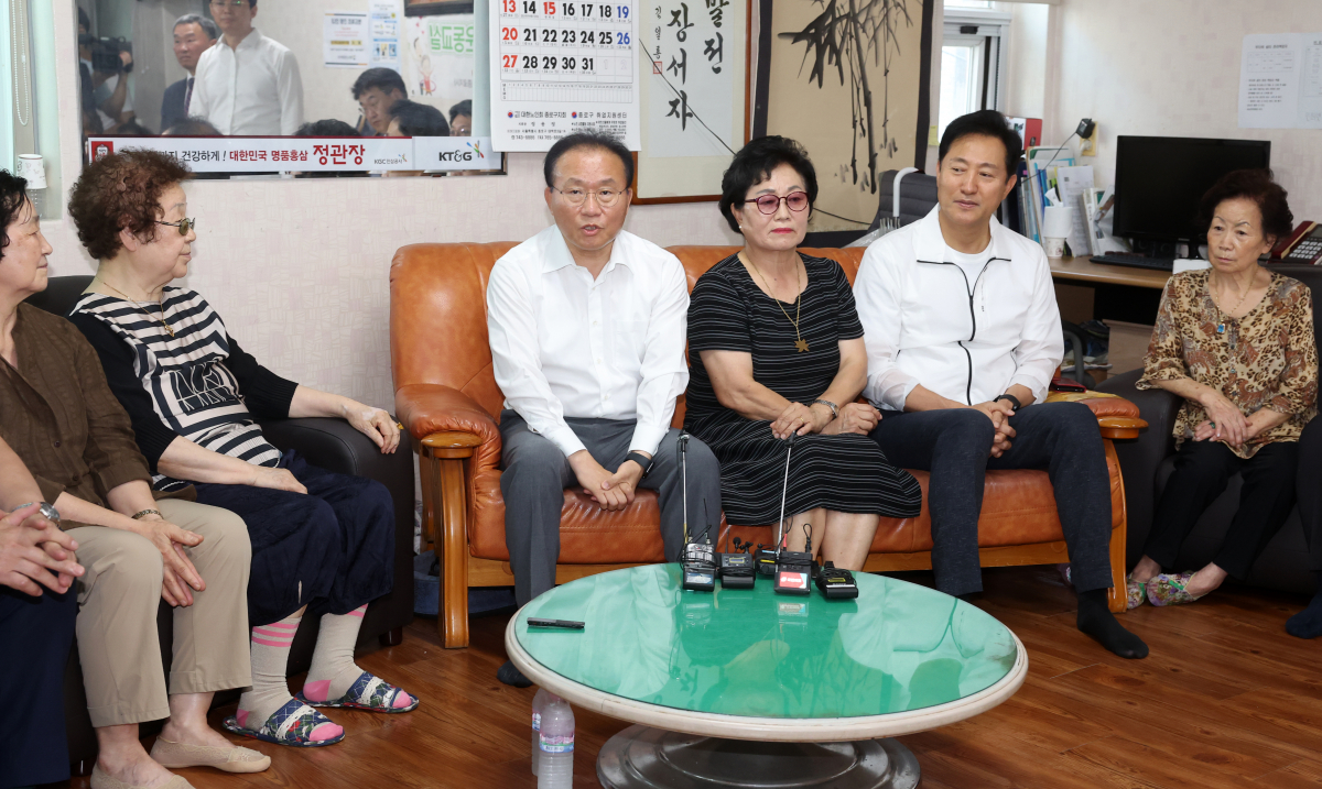 ▲윤재옥 원내대표, 오세훈 서울시장 등이 폭염 대비 무더위쉼터 현장 점검을 위해 3일 오전 서울 종로구 동원경로당을 방문했다.  (연합뉴스)