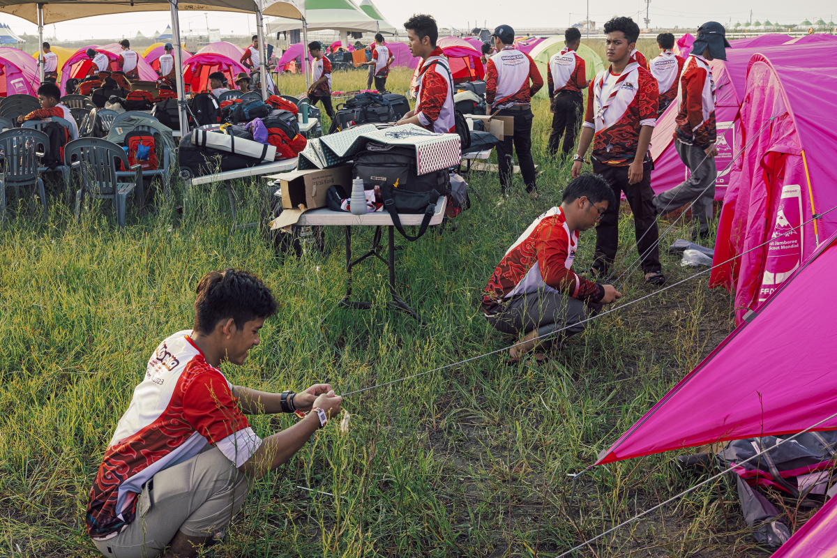 ▲2023 새만금 세계스카우트잼버리 개막식이 열린 지난 1일 스카우트대원들이 영지 내 서브캠프에 텐트를 설치하고 있다. (연합뉴스)