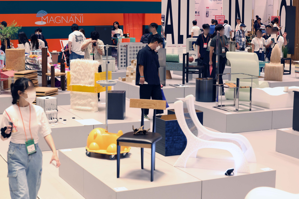 ▲3일 서울 강남구 코엑스에서 열린 ‘2023 공간디자인페어’에서 참관객들이 전시장을 둘러보고 있다. 6일까지 진행되는 공간디자인페어는 공간디자인·호스피탈리티·리테일 산업에 대한 트렌드를 제시하는 자리다. 신태현 기자 holjjak@