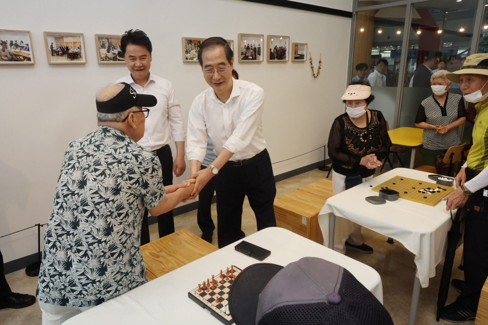 ▲한덕수 국무총리가 3일 서울 도봉구청 무더위쉼터를 방문해 지역주민들과 인사를 나누고 있다. (연합뉴스)