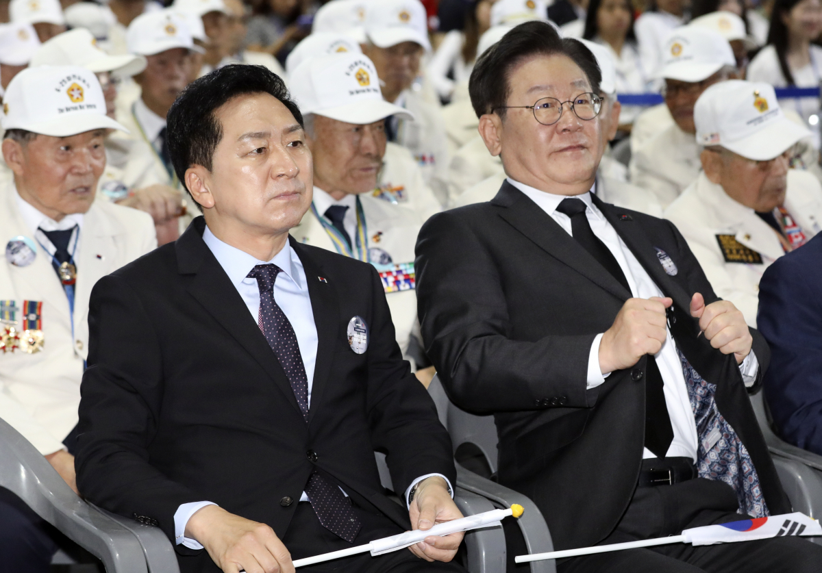 ▲[서울=뉴시스] 최진석 기자 = 김기현(왼쪽) 국민의힘 대표와 이재명 더불어민주당 대표가 25일 오전 서울 중구 장충체육관에서 열린 제73주년 6·25전쟁 기념식에 참석해 정면을 응시하고 있다. 2023.06.25. myjs@newsis.com