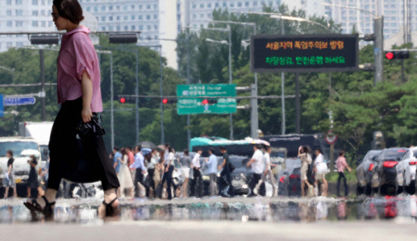 ▲장마가 소강상태에 들어서자 전국 대부분 지방에 폭염주의보가 내려진 19일 서울 여의도의 한 거리에 지열로 인한 아지랑이가 피어오르고 있다. 신태현 기자 holjjak@
