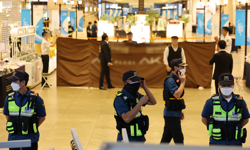▲3일 오후 경기 성남시 분당구 서현역에서 묻지마 흉기 난동이 발생해 경찰이 현장을 통제하고 있다. (연합뉴스)