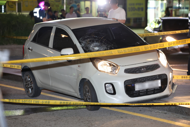 ▲3일 오후 경기 성남시 분당구 서현역 인근 백화점에서 발생한 묻지마 흉기 난동 사건에 앞서 용의자가 경차를 몰고 인도로 돌진해 보행자들을 들이받는 사고를 내 4명이 부상한 것으로도 확인됐다. 사진은 용의자가 이용한 차량. (연합뉴스)
