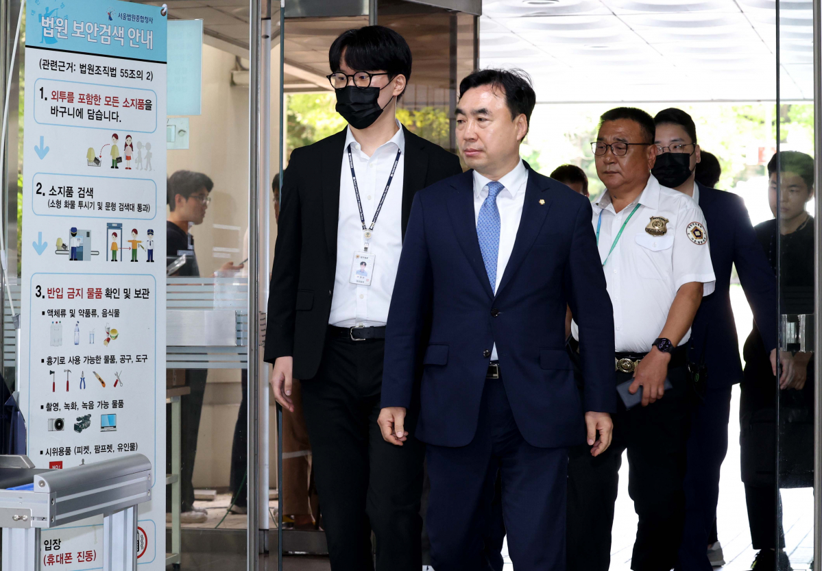 ▲더불어민주당 '전당대회 돈봉투 의혹'의 핵심 피의자인 윤관석 무소속 의원이 4일 서울 서초구 서울중앙지방법원에서 열린 구속 전 피의자 심문(영장실질심사)에 출석하고 있다. 신태현 기자 holjjak@