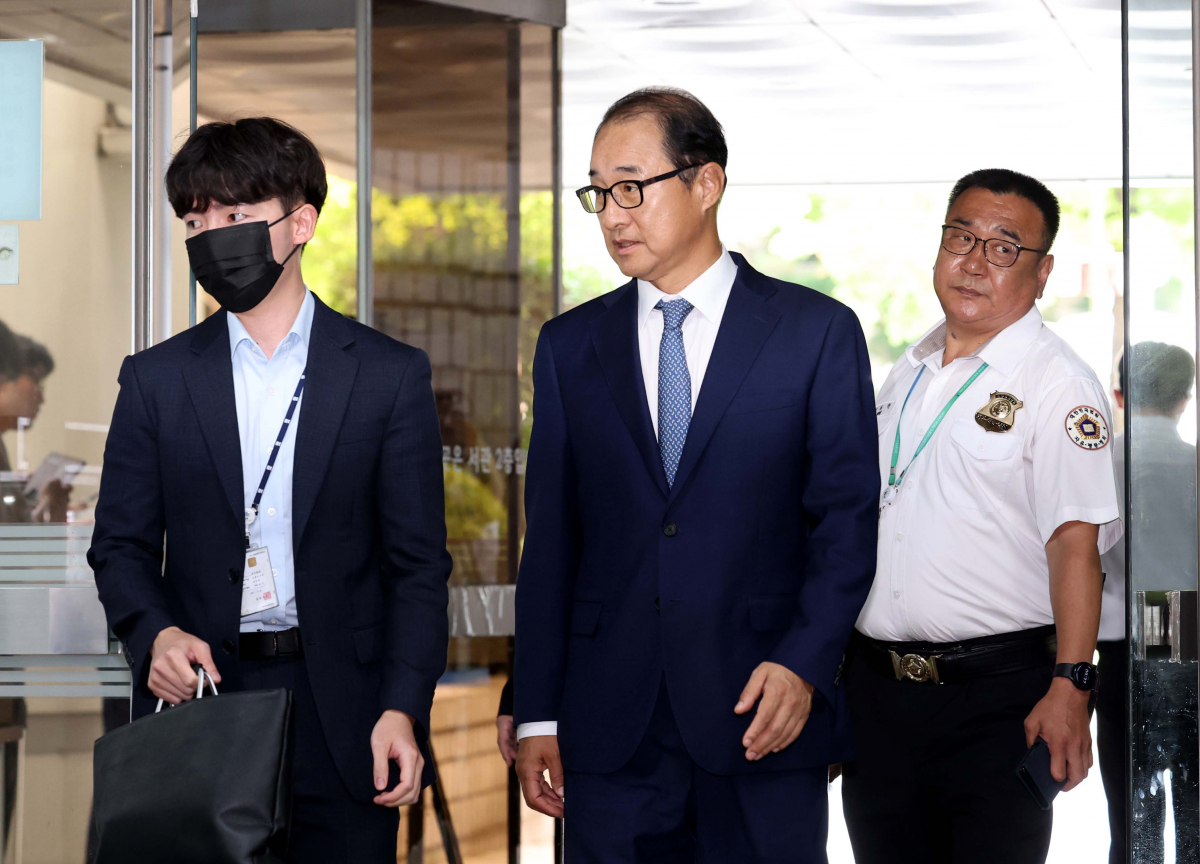 ▲더불어민주당 '전당대회 돈봉투 의혹'의 핵심 피의자인 이성만 무소속 의원이 4일 서울 서초구 서울중앙지방법원에서 열린 구속 전 피의자 심문(영장실질심사)에 출석하고 있다. 신태현 기자 holjjak@