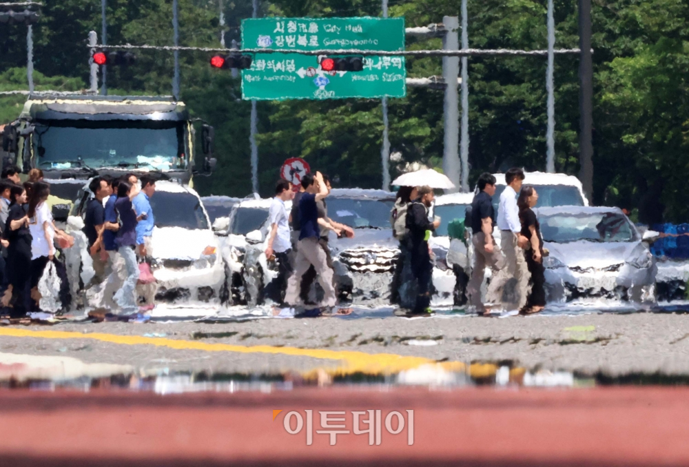 ▲전국 대부분 지방에 폭염주의보가 내려진 서울 여의도의 한 거리에 지열로 인한 아지랑이가 피어오르고 있다. 신태현 기자 holjjak@ (이투데이DB)