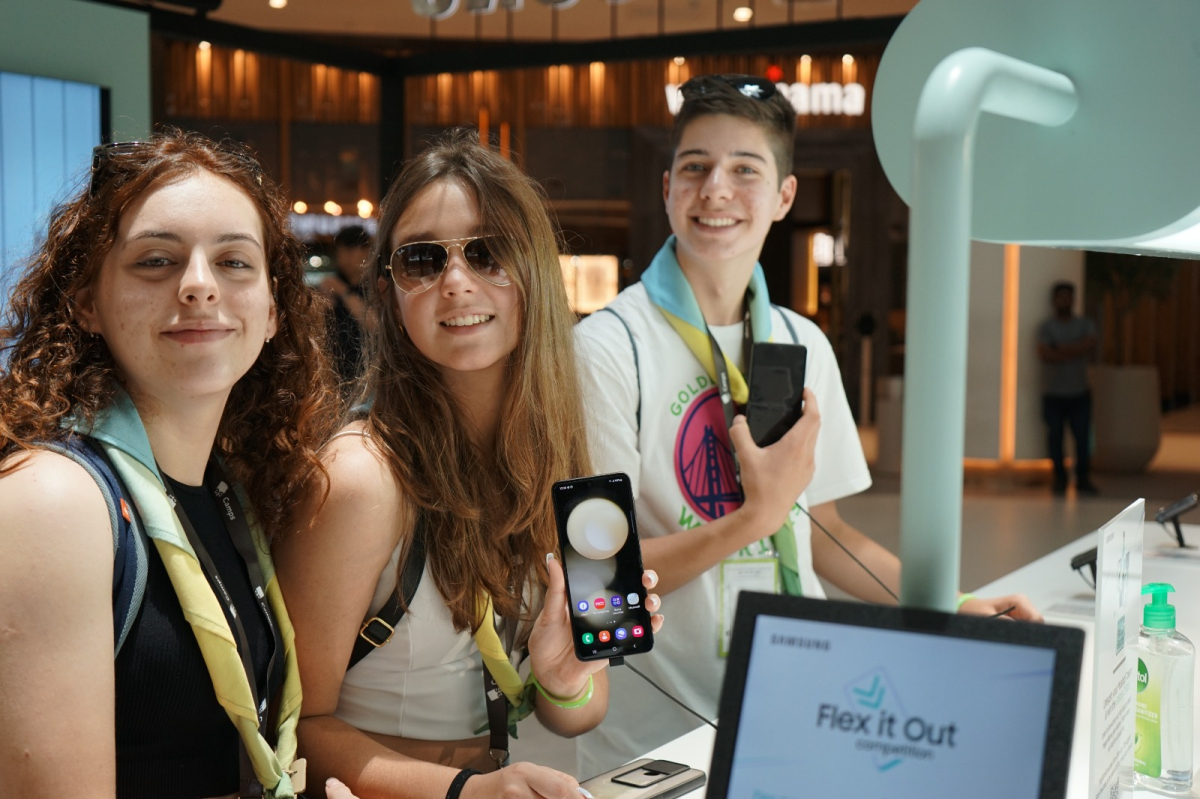 ▲아랍에미레이트 두바이의 '두바이 몰'에 위치한 ‘갤럭시 익스피리언스 스페이스' 방문객들이 플립5를 체험 중이다.  (제공=삼성전자)