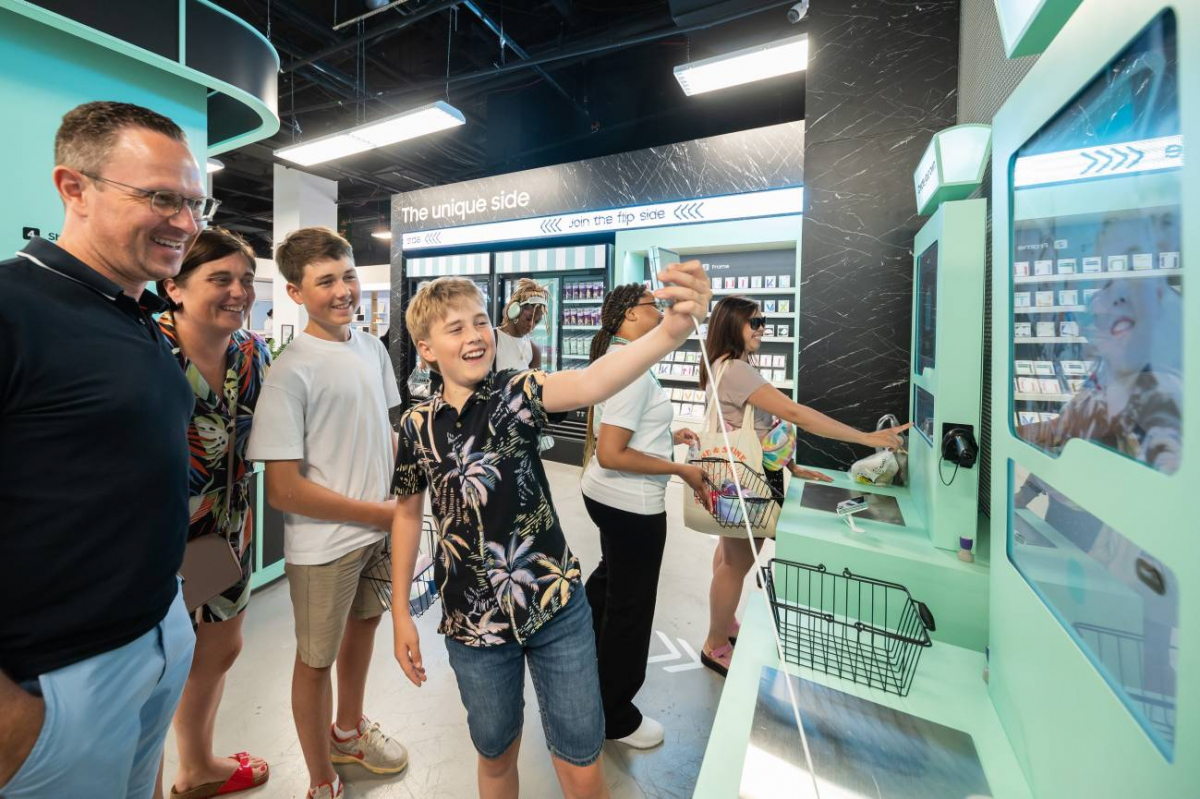 ▲미국 뉴욕 맨해튼 34번가 헤럴드 타워에 위치한 ‘갤럭시 익스피리언스 스페이스’에서 방문객들이 플립5를 체험하고 있다.  (제공=삼성전자)