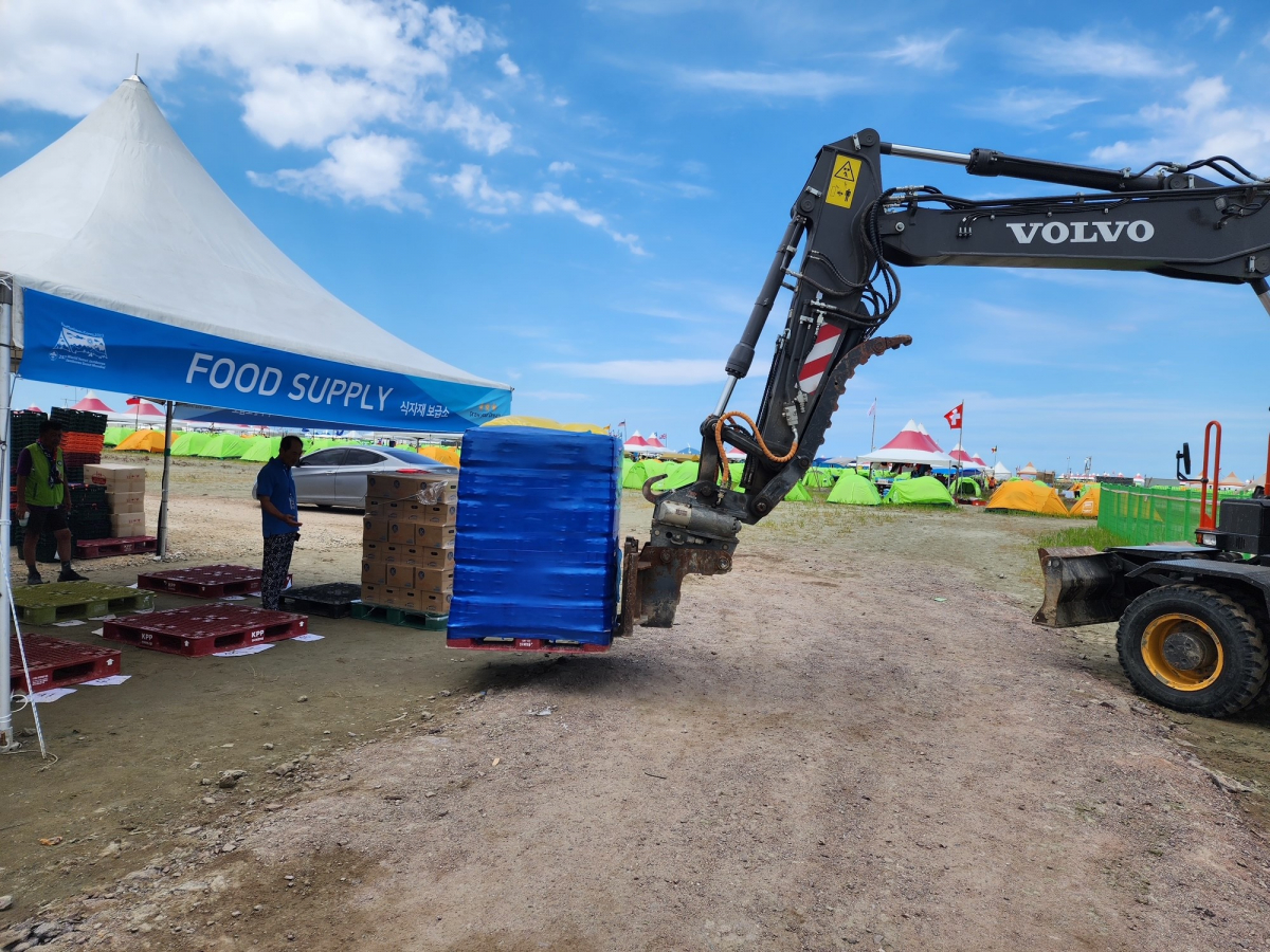▲잼버리 현장에서 생수를 공급하기 위해 상품을 이동하고 있다. (사진제공=GS리테일)