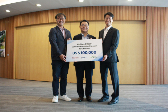 ▲3일 포스코가 리오틴토(Rio Tinto)와 함께 조성한 GEM매칭펀드 기금 10만 달러를 희망친구 기아대책에 전달했다. (왼쪽부터) 희망친구 기아대책 함현석 기업후원1본부장, 포스코 박효욱 원료2실장, 리오틴토 한국지사 송용규 철광석 총괄. (사진제공=포스코)
