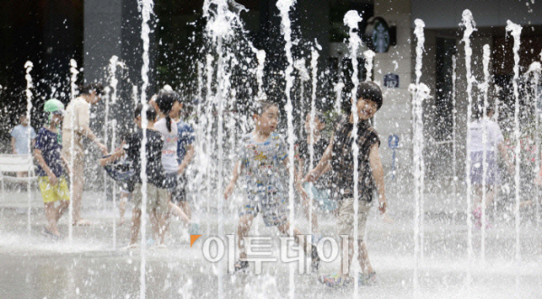 ▲전국 대부분 지역에 폭염주의보가 내려진 25일 서울 종로구 광화문광장 분수대에서 아이들이 물놀이를 하며 더위를 식히고 있다. 조현호 기자 hyunho@
