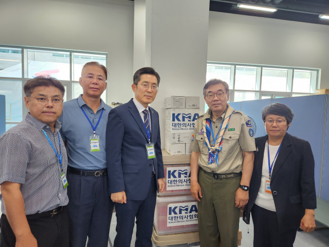 ▲이필수(왼쪽에서 세 번쨰) 대한의사협회 회장이 잼버리 현장에 방문했다. (사진제공=대한의사협회)