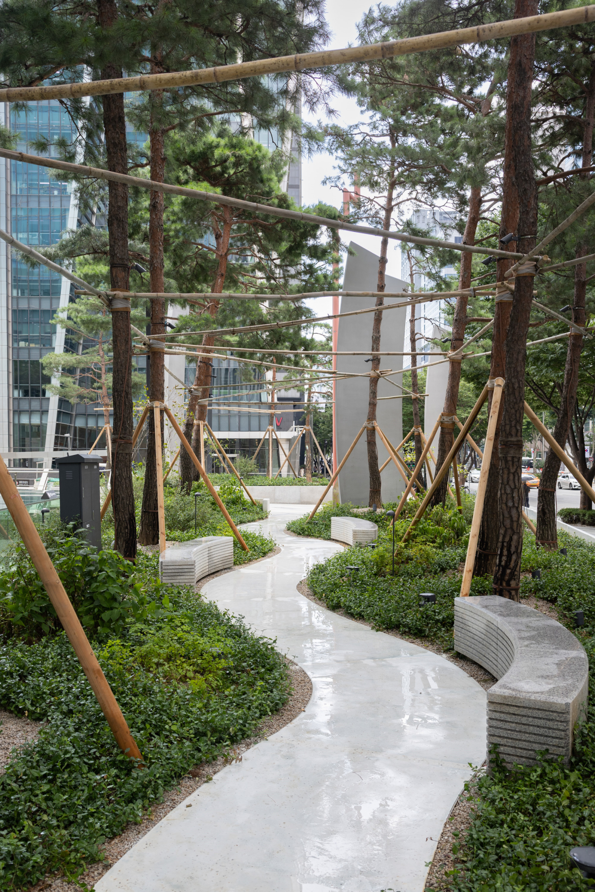 ▲서울 포스코 스퀘어가든 산책로. (사진제공=포스코홀딩스)