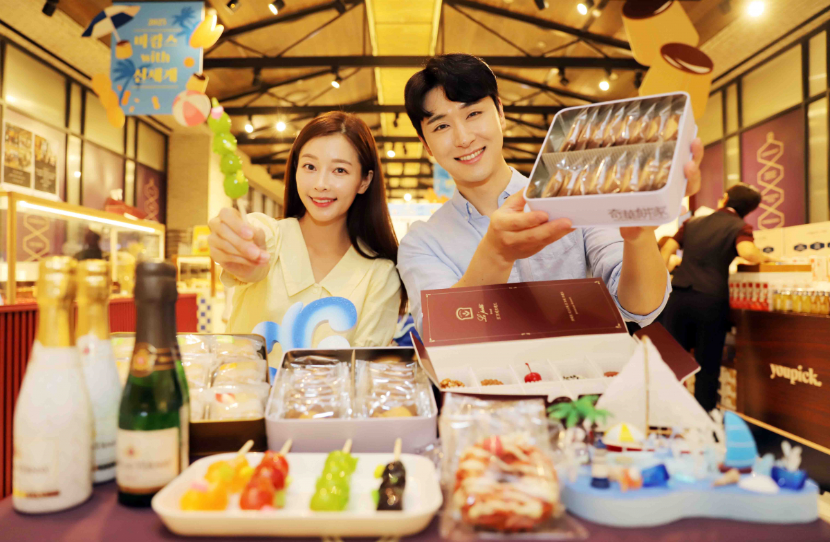 ▲모델들이 신세계백화점 본점 지하 1층에서 진행하는 ‘바캉스 with 신세계’ 제품을 홍보하고 있다. (사진제공=신세계백화점)