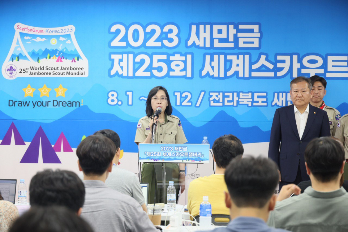 ▲김현숙 여성가족부 장관이 6일 오전 전북 부안군 잼버리 프레스센터 브리핑실에서 잼버리 주요 프로그램 진행상황에 대해 브리핑하고 있다. 이상민 행정안전부 장관(오른쪽)은 브리핑에서 "잼버리 현장이 점차 안정돼 가고 있다"고 설명했다. (여성가족부)