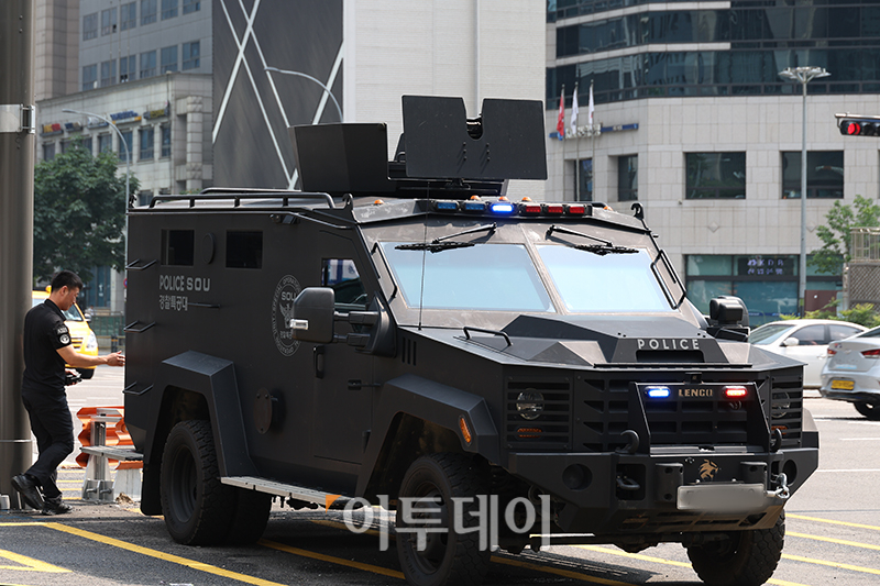 ▲최근 온라인상에 잇따른 '살인 예고 게시물'로 국민 불안감이 커지는 가운데 경찰이 이를 대응하기 위해 특별치안활동을 선포하고 다중밀집 지역에 경찰력을 배치하고 있다. 6일 서울 강남역 인근에 전술 장갑차가 배치돼 있다. 고이란 기자 photoeran@