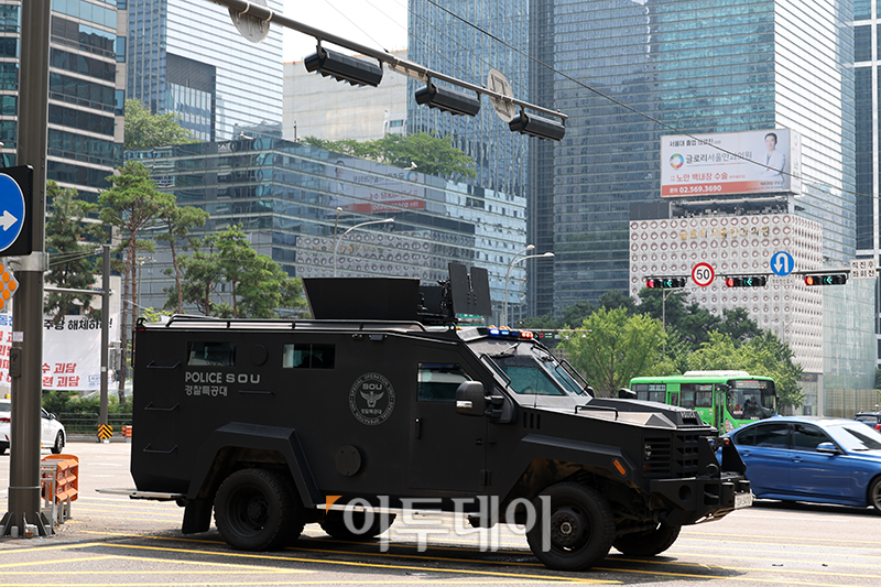 ▲최근 온라인상에 잇따른 '살인 예고 게시물'로 국민 불안감이 커지는 가운데 경찰이 이를 대응하기 위해 특별치안활동을 선포하고 다중밀집 지역에 경찰력을 배치하고 있다. 6일 서울 강남역 인근에 전술 장갑차와 경찰차가 배치돼 있다. 고이란 기자 photoeran@
