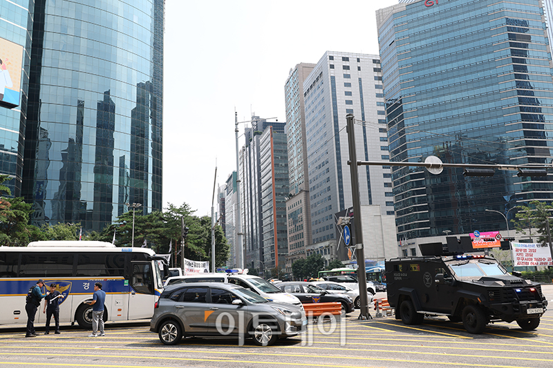 ▲최근 온라인상에 잇따른 '살인 예고 게시물'로 국민 불안감이 커지는 가운데 경찰이 이를 대응하기 위해 특별치안활동을 선포하고 다중밀집 지역에 경찰력을 배치하고 있다. 6일 서울 강남역 인근에 전술 장갑차와 경찰차가 배치돼 있다. 고이란 기자 photoeran@