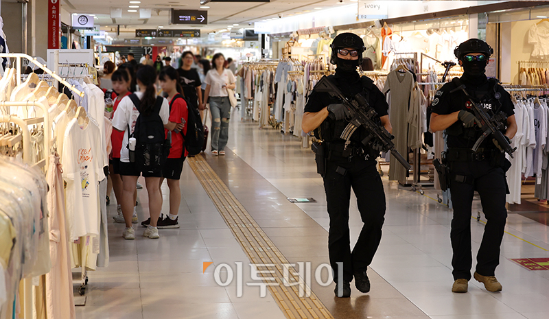 ▲최근 온라인상에 잇따른 '살인 예고 게시물'로 국민 불안감이 커지는 가운데 경찰이 이를 대응하기 위해 특별치안활동을 선포하고 다중밀집 지역에 경찰력을 배치하고 있다. 6일 서울 강남역에 경찰특공대원들이 순찰하고 있다. 고이란 기자 photoeran@