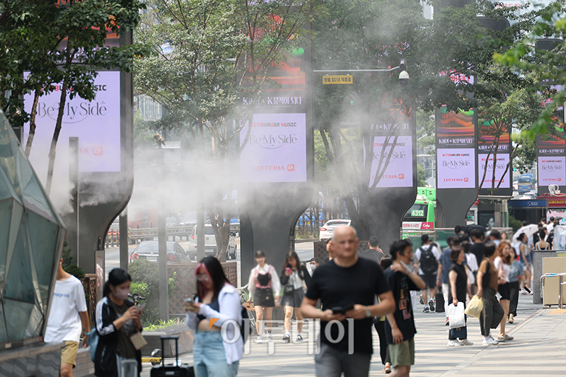 ▲폭염이 장기화 되면서 불볕더위가 기승을 부리는 6일 서울 강남역 인근에 더위를 식혀주는 쿨링포그가 작동되고 있다. 에너지당국은 7, 8일  우리나라의 전력 수요가 각각 92.9GW(기가와트)로 올여름 최고 수준에 달할 것으로 전망했다.고이란 기자 photoeran@