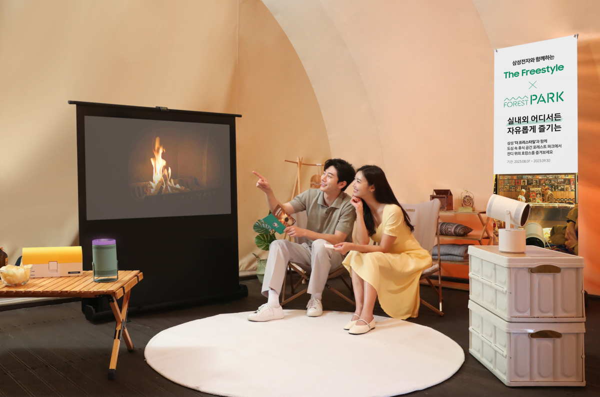 ▲삼성전자 모델이 워커힐 포레스트 파크에서 '더 프리스타일 X 포레스트 파크' 투고 서비스를 체험하고 있다.  (제공=삼성전자)