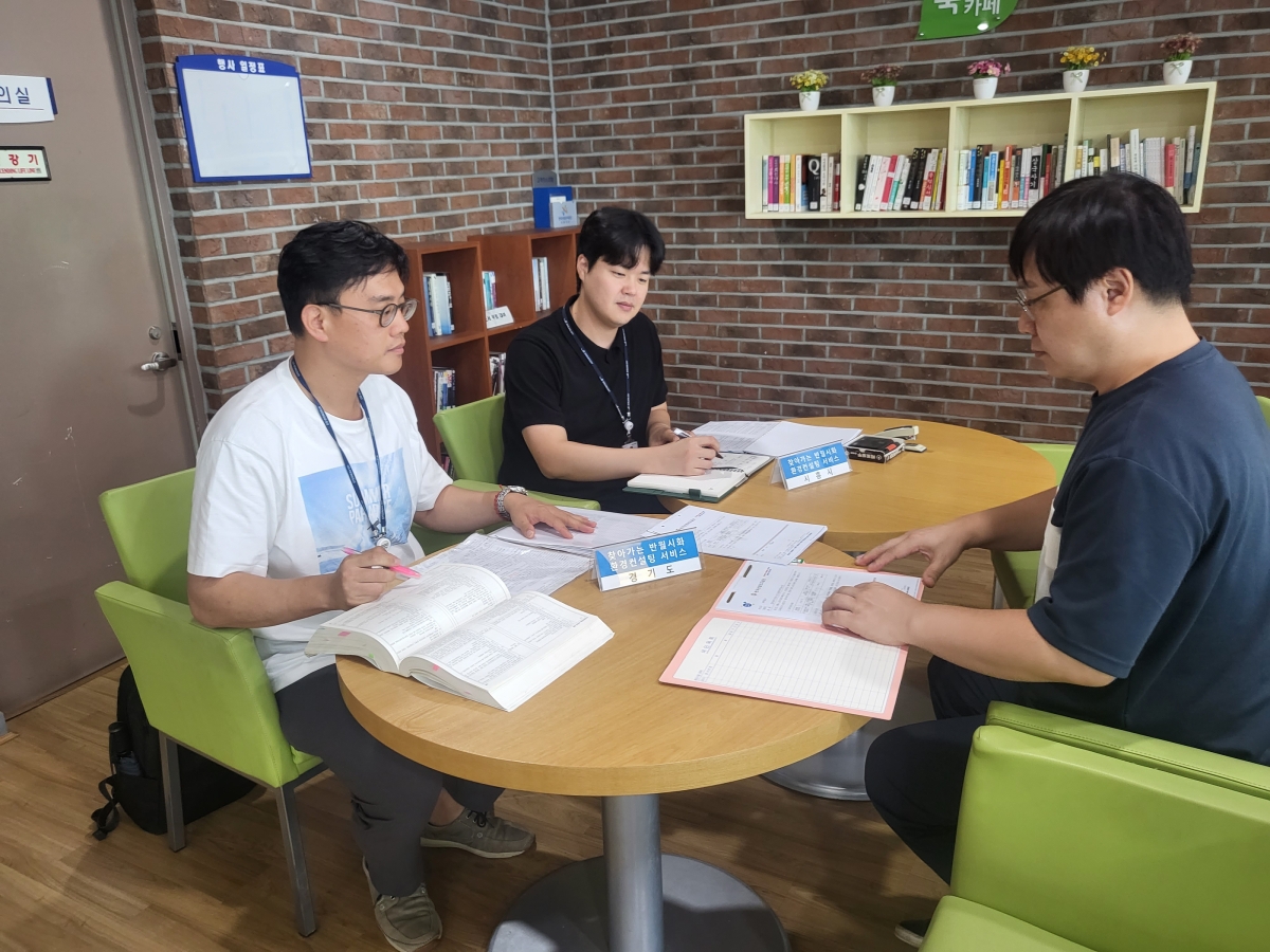 ▲경기도 광역환경관리사업소가 7일부터 ‘찾아가는 환경컨설팅 원스톱 서비스’에 나선다. 사진은 지난해 환경컨설팅을 진행하고 있는 모습. (경기도)