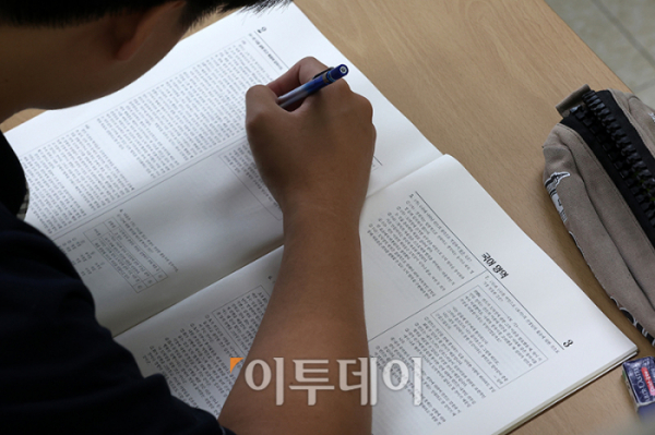 ▲2024학년도 대학수학능력시험 6월 모의평가가 치러진 서울 용산고에서 학생들이 시험 준비를 하고 있다. (사진공동취재단)  (이투데이DB)
