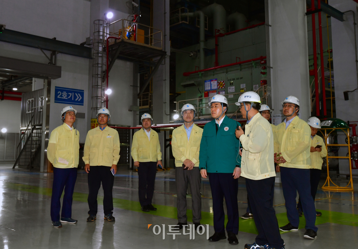 ▲이창양 산업통상자원부 장관이 7일 오전 서울 마포구 한국중부발전 서울발전본부에서 전력수요 피크를 앞두고 하계 전력설비 현장점검을 하고 있다. 조현호 기자 hyunho@