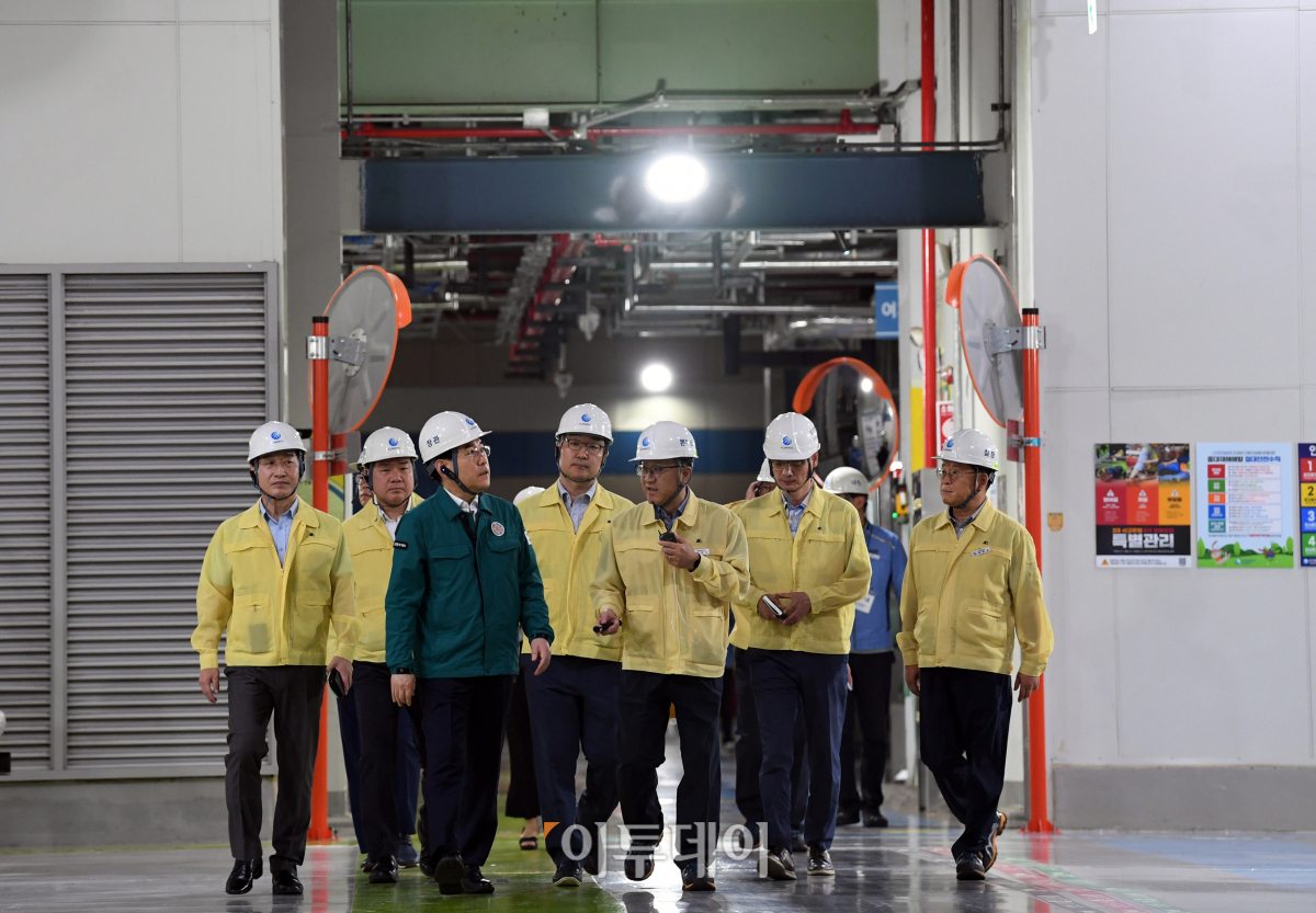 ▲이창양 산업통상자원부 장관이 7일 오전 서울 마포구 한국중부발전 서울발전본부에서 전력수요 피크를 앞두고 하계 전력설비 현장점검을 하고 있다. 조현호 기자 hyunho@