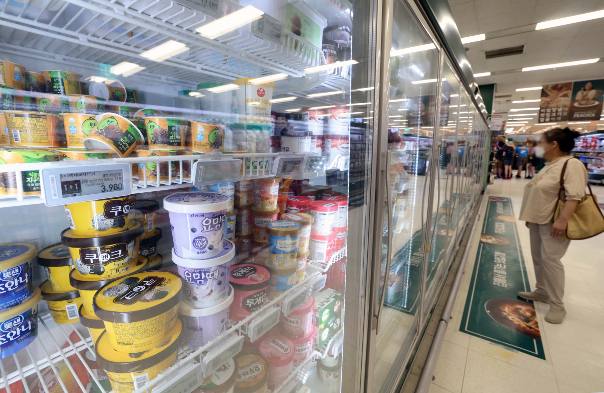 ▲지난달 아이스크림 물가 상승률이 10% 선을 넘은 것으로 나타났다. 7일 통계청 국가통계포털에 따르면 7월 아이스크림 소비자물가지수는 118.99로 지난해 동월 대비 10.7% 상승했다. 이는 전체 물가 상승률(2.3%)의 4.7배에 달하는 것이다. 폭염 속에 아이스크림을 더 많이 찾을 것으로 보이지만, 소비자들의 부담은 커지고 있다. 지난달 정부의 물가 안정 기조에 가격을 인하한 라면, 빵, 과자의 물가 상승률이 둔화한 것과는 대조적이다. 이날 서울의 한 대형마트에 아이스크림이 진열돼 있다. 신태현 기자 holjjak@