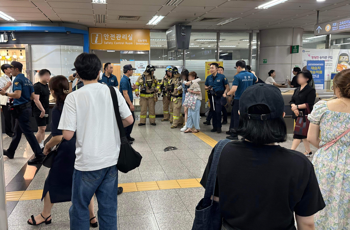 ▲6일 저녁 8시 38분께 서울 9호선 열차에서 흉기난동 및 생화학 테러 오인 신고가 연달아 접수돼 시민들이 신논현역에서 대피하는 소동이 빚어졌다. 사진은 6일 오인 신고로 신논현역에 출동한 경찰과 소방관들이 부상당한 시민을 부축하고 있다. (뉴시스)