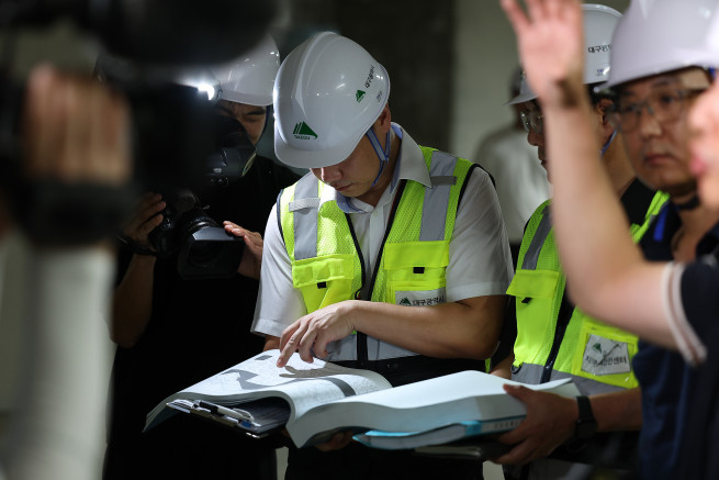 ▲4일 오후 대구 중구 한 무량판 구조 민간 아파트 현장에서 대구시 관계자들이 구조설계도면과 현장 사진등을 보며 현장 점검을 하고 있다.(사진제공=연합뉴스)