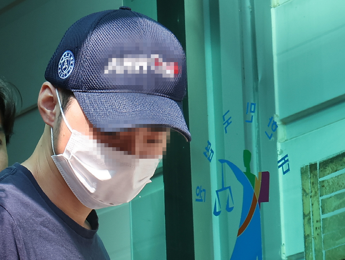 ▲14명의 부상자가 발생한 ‘분당 흉기 난동’ 사건 피의자 최모 씨가 5일 오후 경기도 성남시 수원지방법원 성남지원에서 구속 전 피의자 심문(영장실질심사)을 마치고 나오고 있다. (연합뉴스)