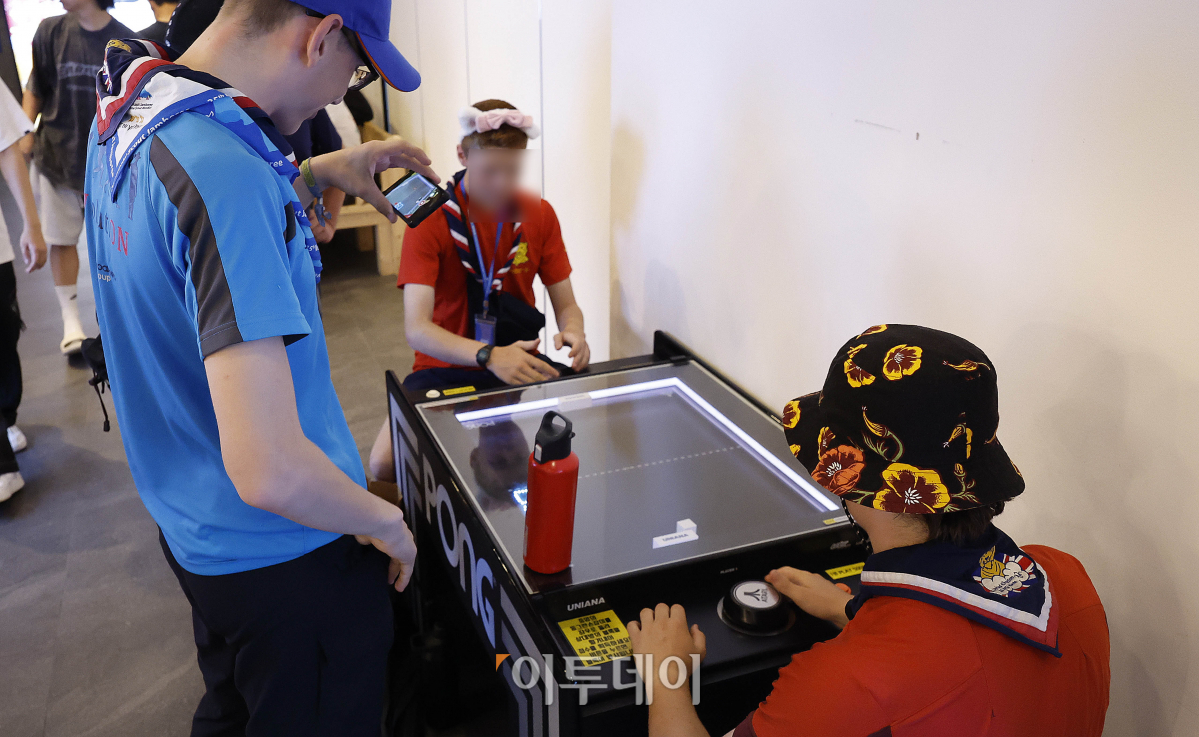 ▲2023 새만금 세계스카우트잼버리에서 조기 퇴영한 영국 스카우트 대원들이 7일 서울 시내의 한 백화점에서 게임을 하고 있다. 조현호 기자 hyunho@