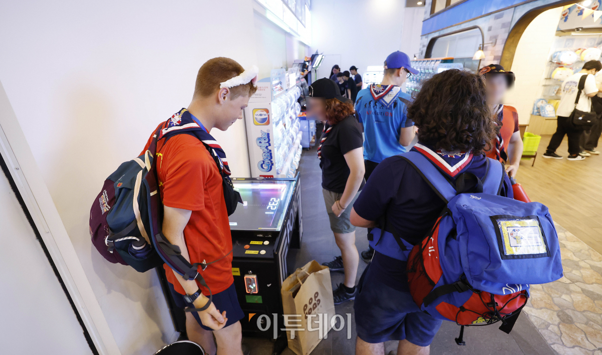 ▲2023 새만금 세계스카우트잼버리에서 조기 퇴영한 영국 스카우트 대원들이 7일 서울 시내의 한 백화점에서 게임을 하고 있다. 조현호 기자 hyunho@