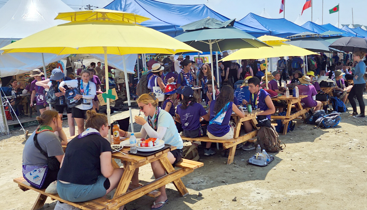 ▲2023 새만금 세계스카우트 잼버리 참가자들이 7일 전북 부안군 잼버리장에 설치된 대형 파라솔에서 쉬고 있다. (연합뉴스)
