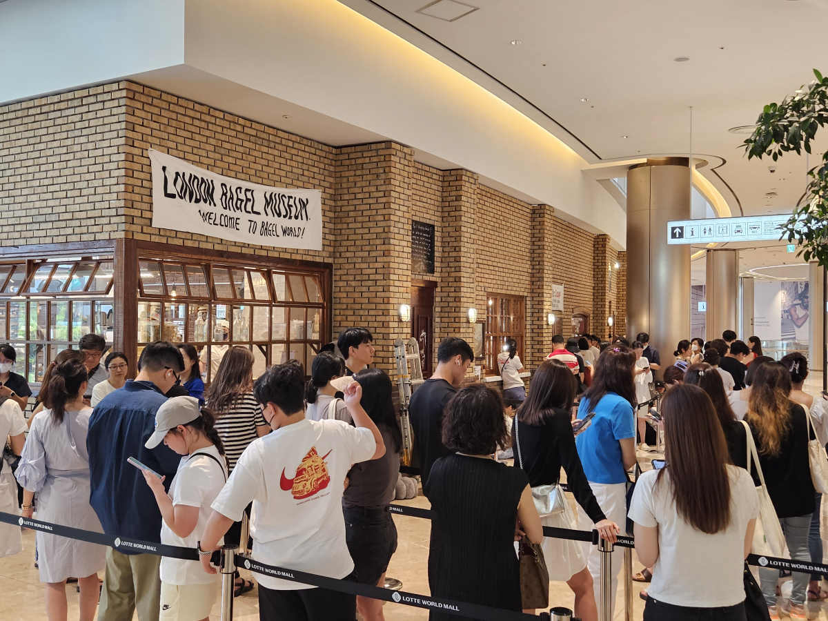 ▲7일 오전 서울 송파구 롯데월드몰 1층 런던베이글뮤지엄 매장 앞에 대기줄이 늘어서 있다. (문현호 기자 m2h@)