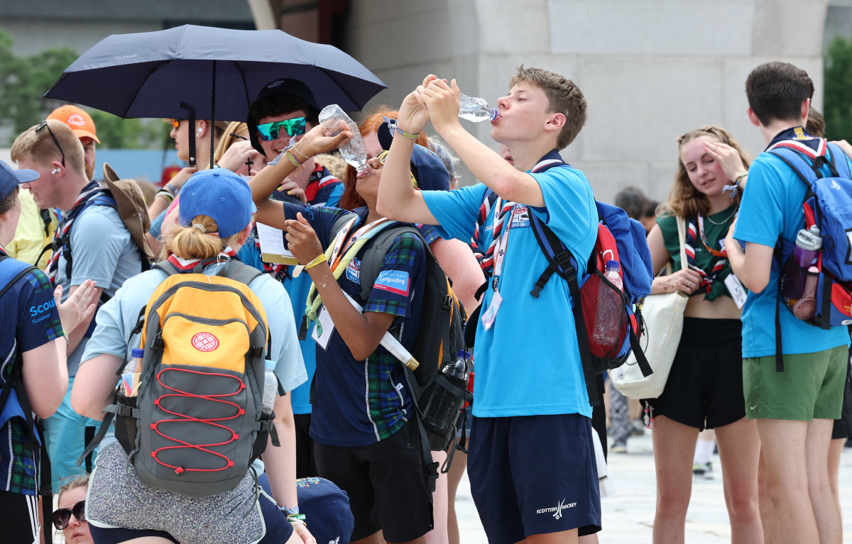 ▲2023 새만금 세계 스카우트 잼버리에서 조기 퇴영한 영국 스카우트 대원들이 7일 오후 서울 종로구 경복궁을 방문해 물을 마시고 있다. 연합뉴스
